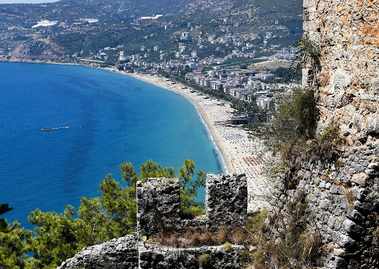 Alanya Kalesi İçkale surları ve Akdeniz kıyısı
