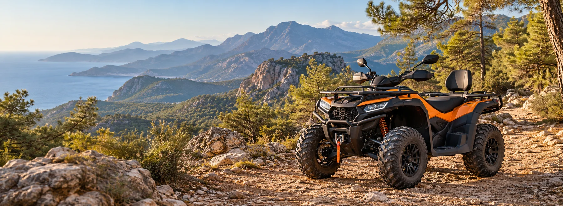 Quad in mediterraner Landschaft
