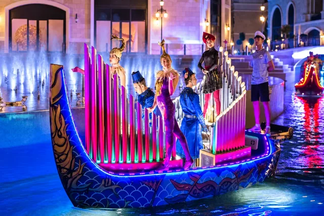 The Land of Legends · Beleuchtetes Musikboot