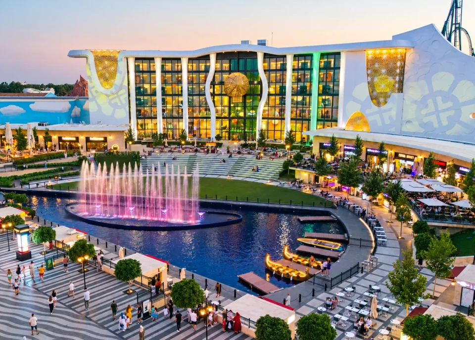 The Land of Legends · Akşam kanal ve meydan görünümü