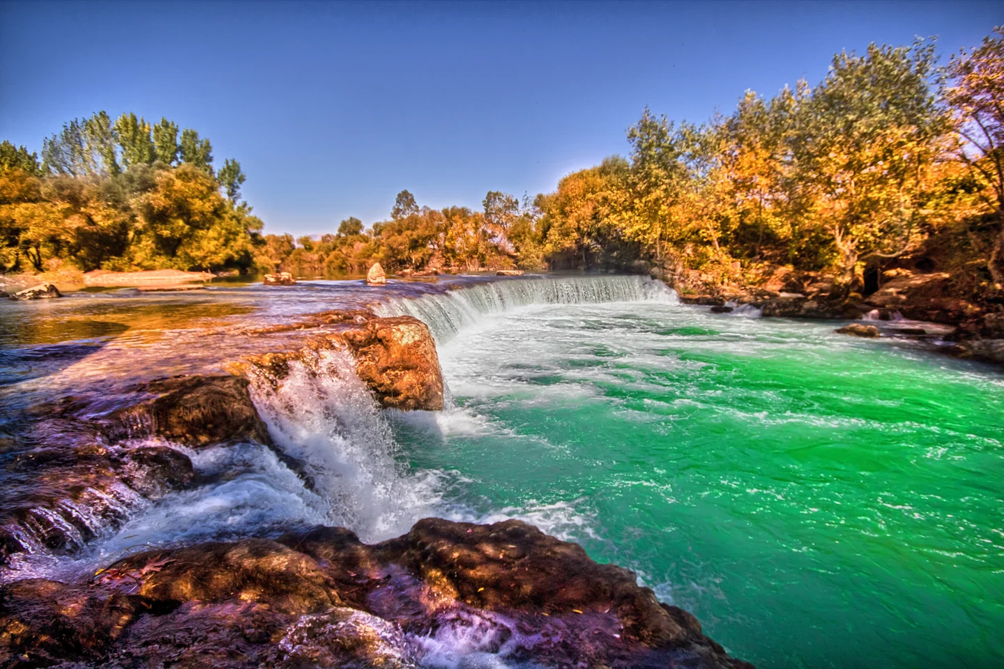 Manavgat Şelalesi’nin geniş su perdesi ve nehir manzarası