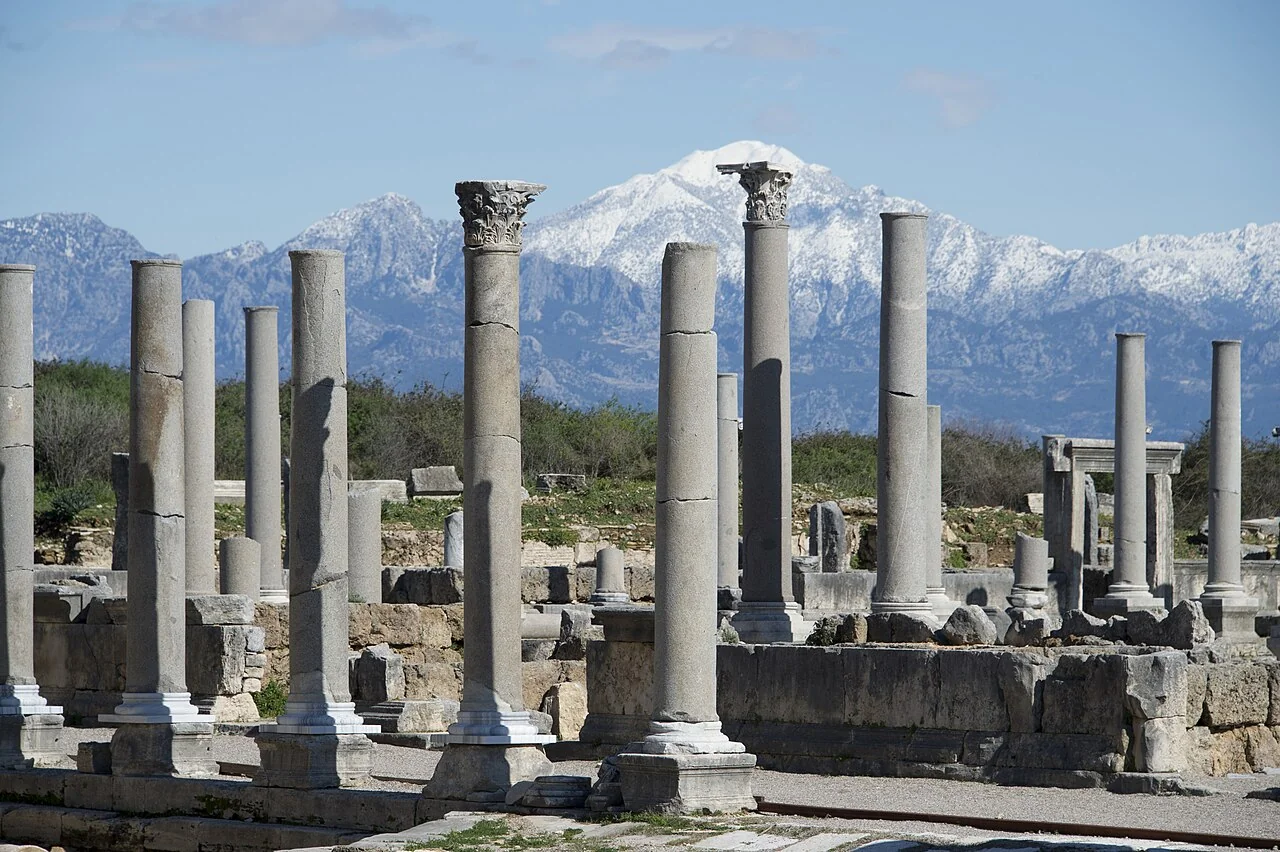 Perge Antik Kenti agora sütunları ve mimari kalıntıları