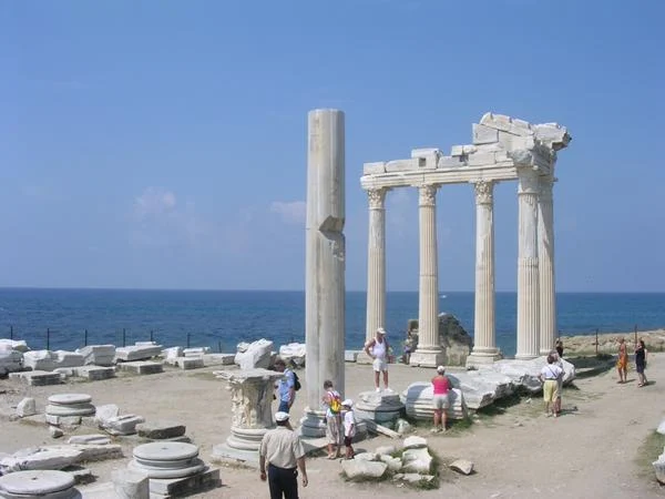 Side Antik Şehri — Apollon Tapınağı, tiyatro ve kent kalıntıları